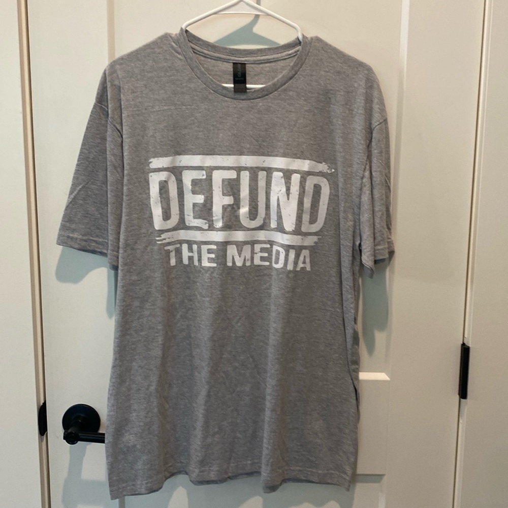 Gildan Soft‎ Style Short Sleeve Tee w/Saying Across Front.  Gray.  Size Large.